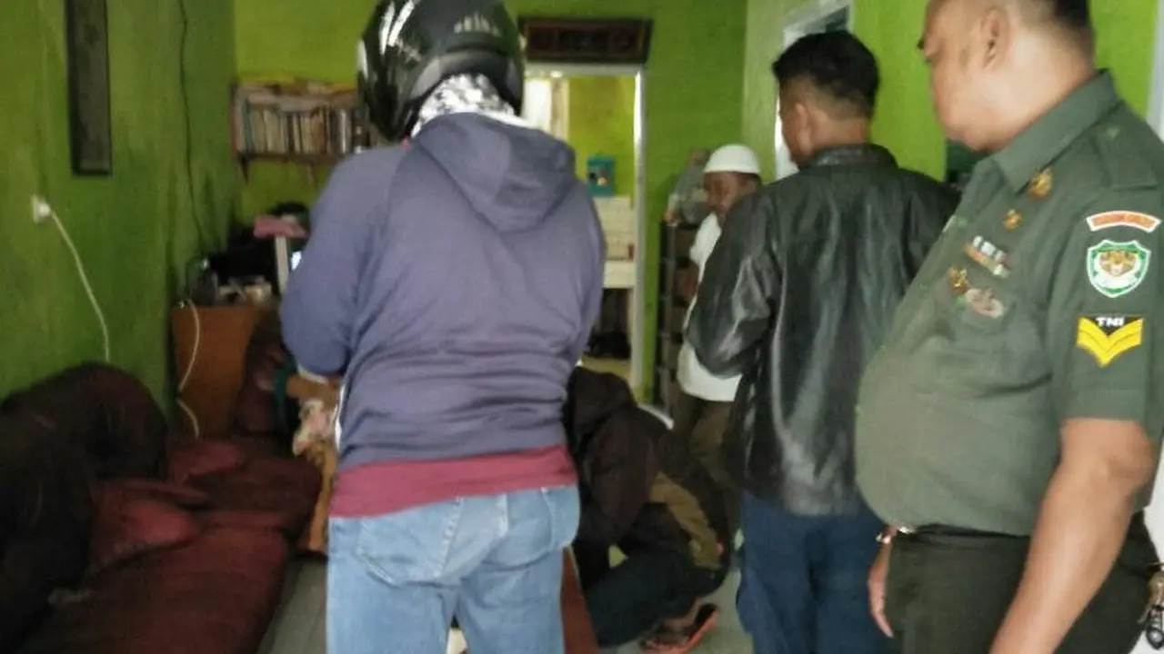 Aparat setempat mendatangi lokasi penangkapan terduga teroris di Leuwiliang, Bogor (Liputan6.com/Achmad Sudarno)