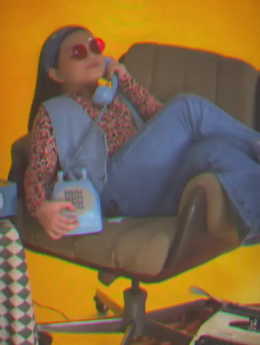 Arsy mengenakan printed long sleeve top yang dipadukan dengan sleeveless denim vest, dan celana jeans. [@ashanty_ash]