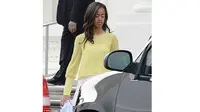 Malia Obama, putri sulung Presiden Obama tertangkap kamera sedang keluar dari studio film milik sineas kawakan Steven Spielberg.