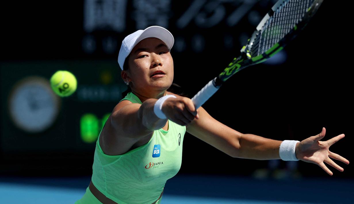 Janice Tjen menyingkirkan petenis unggulan 22, Leylah Fernandez, lewat kemenangan dua set. Tampak dalam foto, petenis Indonesia Janice Tjen memukul bola balasan dari petenis Kanada Leylah Fernandez selama pertandingan tunggal putri hari ketiga turnamen tenis Australia Terbuka di ANZ Arena, Melbourne Park, pada 20 Januari 2026. (DAVID GRAY/AFP)