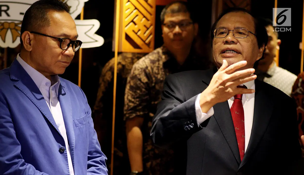 Mantan Menko Kemaritiman, Rizal Ramli memberikan keterangan usai menemui Ketua MPR, Zulkifli Hasan di Kompleks Parlemen, Jakarta, Kamis (3/5). Selain membahas politik pencitraan, Rizal dan Zulkifli juga membahas desentralisasi. (Liputan6.com/Johan Tallo)