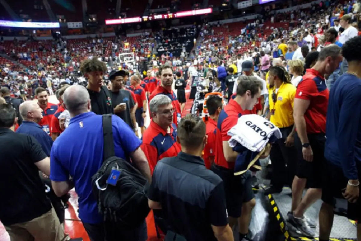 Akibat insiden tersebut, pertandingan antara Pelicans dan Knicks at Thomas & Mack Center ditunda pada pukul 19.53 waktu setempat (AP)