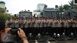 Petugas kepolisian berpose saat berjaga pada Aksi 212 - Jilid 2 di Kompleks Parlemen, Senayan, Jakarta, Senin (20/2). Kurang lebih 10 ribu Pasukan Prajurit Gabungan TNI-Polri di terjunkan saat Aksi tersebut. (Liputan6.com/Johan Tallo)