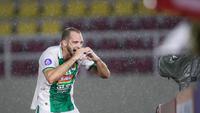 Pemain PSS Sleman, Nemanja Kojic merayakan gol penyeimbang 1-1 saat laga pekan ke-12 BRI Liga 1 2021/2022 antara PSM Makassar melawan PSS Sleman di Stadion Manahan, Solo, Kamis (18/11/2021). (Bola.com/Bagaskara Lazuardi)