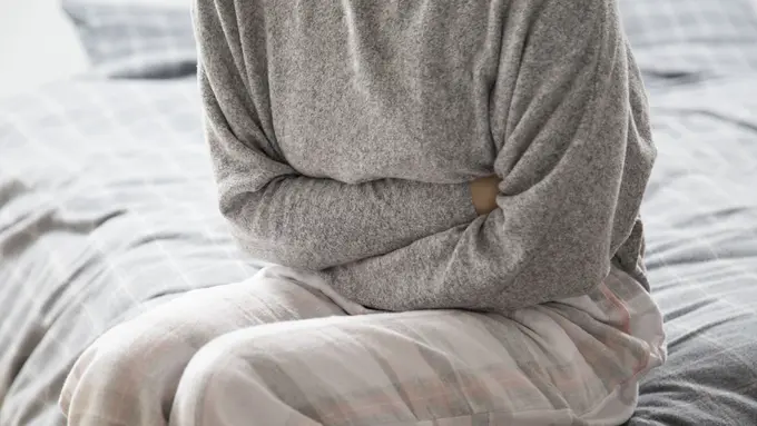 Ilustrasi perempuan memegang perutnya yang terasa kembung/freepik.com/jcomp