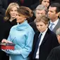 Donald Trump mengucapkan sumpah saat dilantik menjadi Presiden AS di Capitol Hill, Washington DC, AS, Jumat (20/1). Donald Trump  kini resmi menjadi Presiden AS ke-45 (AP Photo)