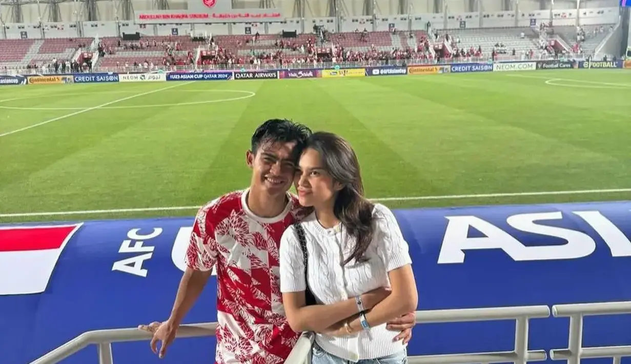 Di momen sebelumnya, Azizah Salsha juga berpose berdampingan dengan Arhan di pinggir lapangan mengenakan knitted top berwarna putih dan celana jeans. Bagaimana menurutmu, Sahabat FIMELA? [Foto: Instagram/azizahsalsha_]