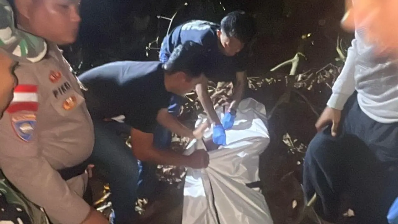 Polisi evakuasi jenazah guru di tengah kebun