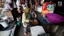Seorang wanita memasak di dekat kali di Tanah Abang, Jakarta, Senin (4/9). Gubernur DKI Jakarta Djarot Saiful Hidayat mengatakan, tingkat kemiskinan di Jakarta di bawah 3,5 persen, paling rendah dibandingkan daerah lain. (Liputan6.com/Angga Yuniar)
