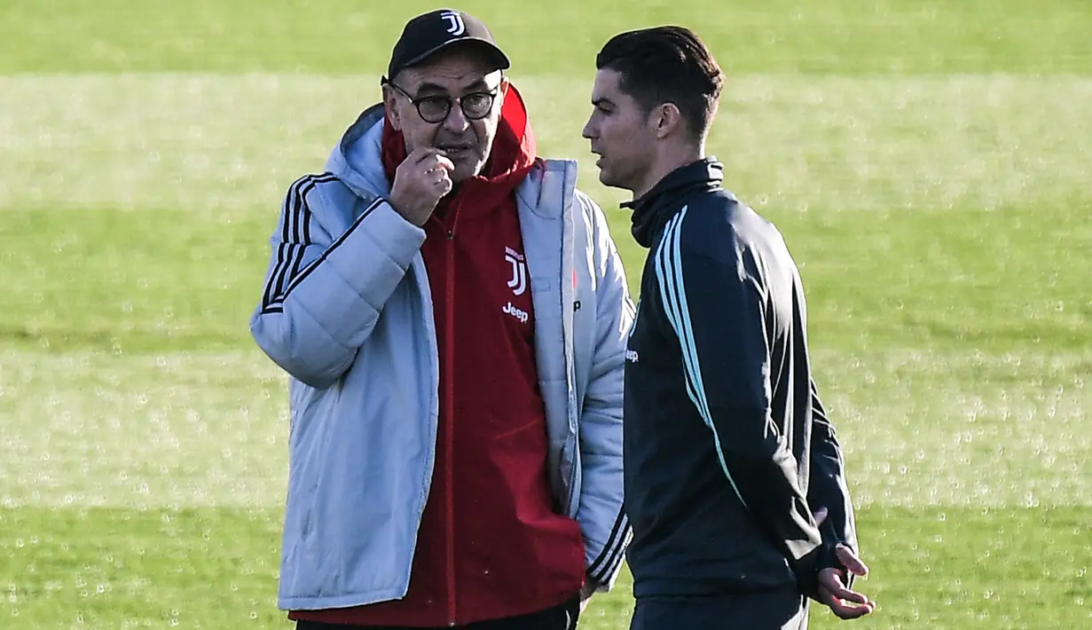 Pelatih Juventus Maurizio Sarri (kiri) berbicara dengan penyerang Cristiano Ronaldo selama sesi latihan di Continassa Training Ground di Turin (25/11/2019). Sebelumnya hubungan Ronaldo dan Sarri dikabarkan renggang akibat Ronaldo ditarik keluar saat melawan AC Milan. (AFP/Marco Bertorello)