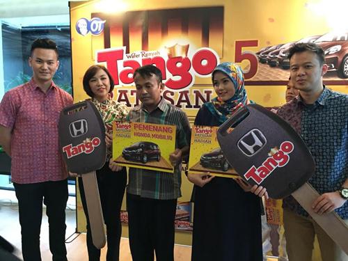 Para pemenang Tango Ratusan Lapis Hadiah | Photo: Copyright Doc Vemale.com