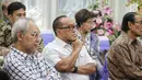 Pengusaha Aburizal Bakrie menghadiri acara sepuluh tahun mengenang kepergian ekonom Indonesia, Dr. Sjahrir di kawasan Menteng, Jakarta, Sabtu (28/7). Dr. Sjahrir meninggal di Singapura pada 28 Juli 2008 di usia 63 tahun. (Liputan6.com/Faizal Fanani)
