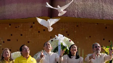 Wali Kota Quezon City Joy Belmonte (kedua dari kanan) melepaskan merpati putih dalam upacara peringatan 37 tahun kudeta hampir tak berdarah yang dikenal sebagai revolusi "People Power" untuk menggulingkan mendiang diktator Filipina Ferdinand Marcos dari kekuasaan 20 tahun di Monumen Kekuatan Rakyat, Kota Quezon, Filipina, Sabtu (25/2/2023). Ini adalah tahun pertama menandai peristiwa tersebut di bawah pemerintahan Marcos Jr. (AP Photo/Aaron Favila)