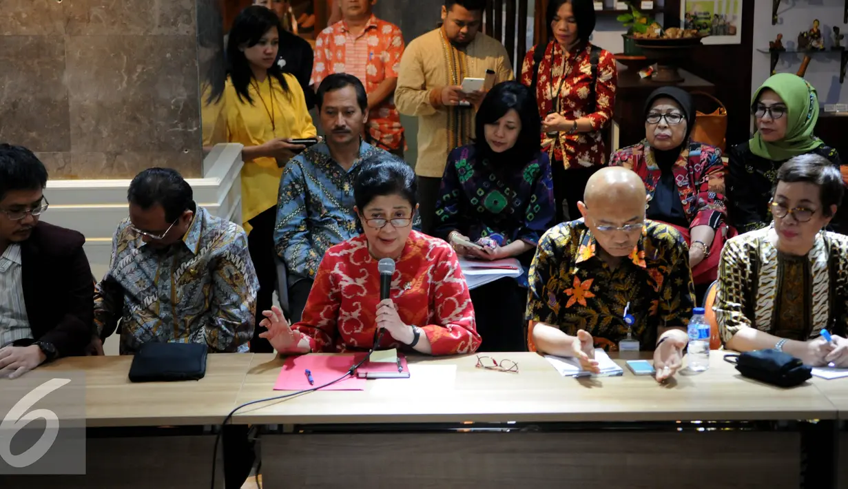 Menkes, Nila F Moeloek memberikan keterangan pers di Kemenkes, Jakarta, Selasa (19/7). Menkes dan IDAI, Bareskrim, BPOM, PERSI, Satgas & Stake Holder Penanggulangan Vaksin memberi keterangan terkait perkembangan vaksin palsu. (Liputan6.com/Helmi Afandi)