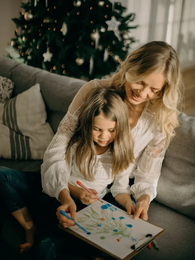 Menunjukkan minat pada seni visual