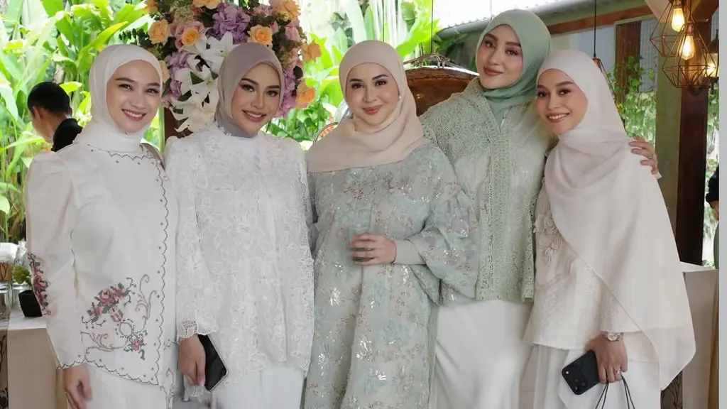 Geng Mamayu Hadir di Siraman dan Pengajian Syifa Hadju. [@aurelie.hermansyah]
