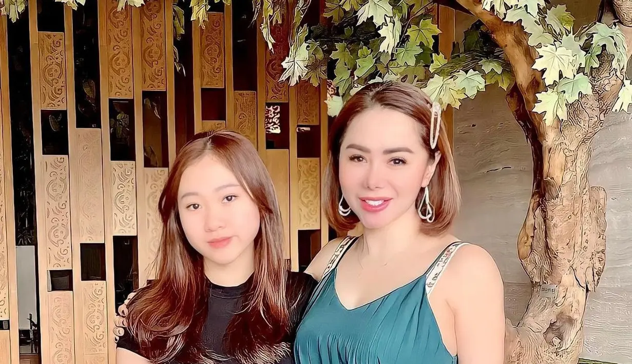 Pose bak kakak-adik lainnya dari Femmy Permatasari dengan putrinya Brigita. Femmy tampil dengan dress bertali spageti berwarna hijau, ia tampil awet muda dengan menambahkan aksesori sederhana berupa jepit rambut yang manis. Sedangkan Brigita tampil kasual dengan atasan kaus hitam polos dan celana yang juga berwarna hitam. Foto: Instagram.