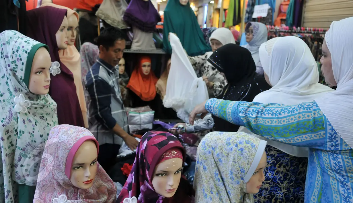 Sejumlah pengunjung berbelanja busana muslim di salah satu pusat perbelanjaan di Jakarta, Rabu (3/6/2015). Jelang memasuki bulan suci Ramadan, warga mulai ramai berburu busana muslim. (Liputan6.com/Johan Tallo)