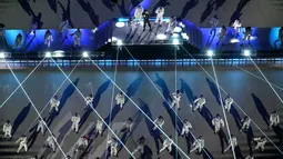 Penyanyi Korea Selatan Jungkook tampil dalam upacara pembukaan Piala Dunia Qatar 2022, di Stadion Al Bayt di Al Khor, Qatar, Minggu (20/11/2022). Penampilan Jungkook BTS pun mengundang keriuhan tersendiri, di mana ia tampil bersama penyanyi Qatar Fahad Al-Kubaisi. (AFP/Kirill Kudryavtsev)