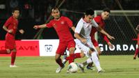 Pemain Timnas Indonesia, Riko Simanjuntak, berebut bola dengan pemain Vietnam, Pham Duc Huy, dalam laga Grup G putaran kedua Piala Dunia 2022 Zona Asia di Stadion Kapten I Wayan Dipta, Gianyar, Selasa (15/10/2019). (Bola.com/Aditya Wany)