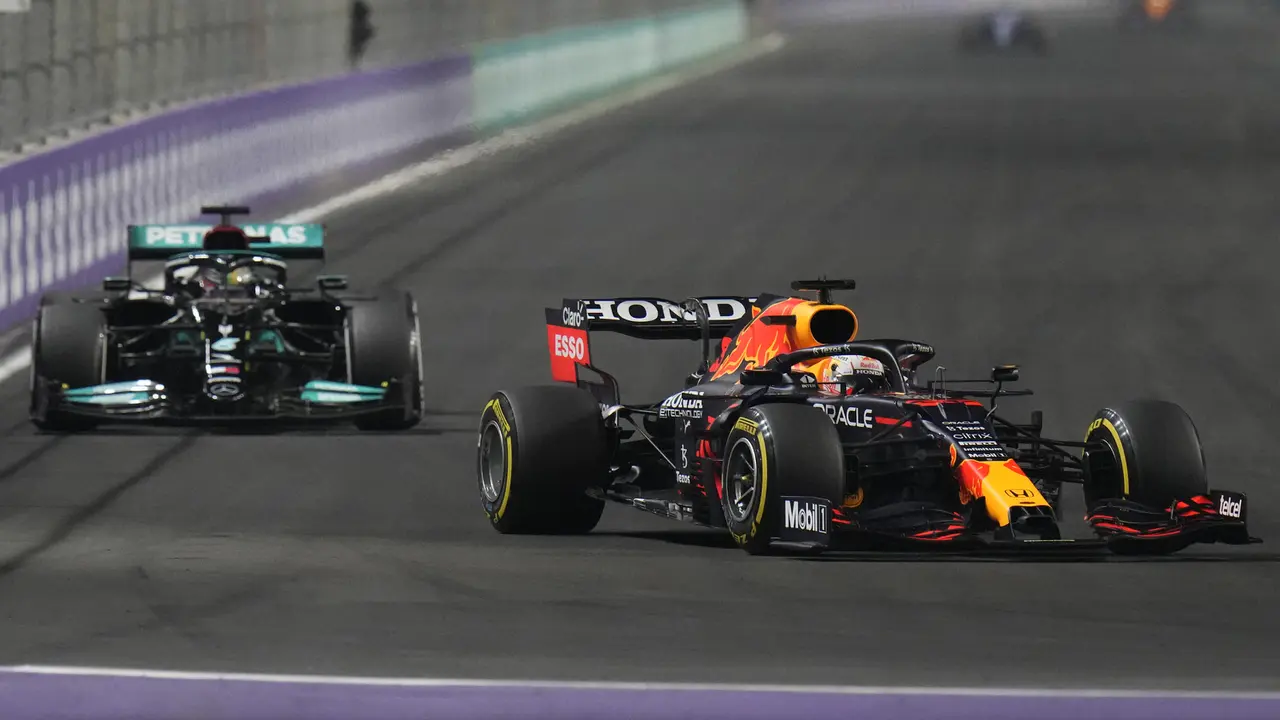 FOTO: Menang F1 GP Arab Saudi, Lewis Hamilton Samai Poin Max Verstappen