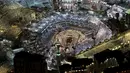 Pandangan udara ketika menunjukkan ribuan umat Muslim memadati bangunan suci Kakbah yang terletak di Masjidil Haram pada malam Lailatul Qadar di kota Mekkah, 14 Juli 2015. (REUTERS/Ali Al Qarni)