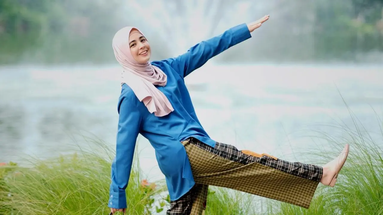 6 Potret Gaya OOTD Risty Tagor Pakai Celana, Mulai dari Kulot sampai Track Pants