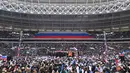 Ribuan orang memadati stadion Luzhniki untuk mengikuti kampanye pencalonan Vladimir Putin dalam pemilihan presiden Rusia mendatang di Moskow (3/3). Rusia akan menggelar pemilu pada tanggal 18 Maret mendatang. (AFP/Kirill Kudryavtsev)