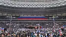 Ribuan orang memadati stadion Luzhniki untuk mengikuti kampanye pencalonan Vladimir Putin dalam pemilihan presiden Rusia mendatang di Moskow (3/3). Rusia akan menggelar pemilu pada tanggal 18 Maret mendatang. (AFP/Kirill Kudryavtsev)