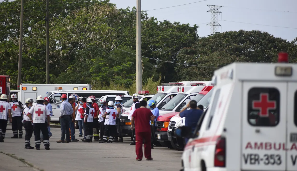 Petugas paramedis terlihat di luar kompleks petrokimia perusahaan minyak nasional Pemex di Meksiko Timur, Rabu (20/4). Sedikitnya tiga orang tewas dan 45 lainnya luka-luka akibat ledakan besar di tempat tersebut. (REUTERS/Angel Hernandez)
