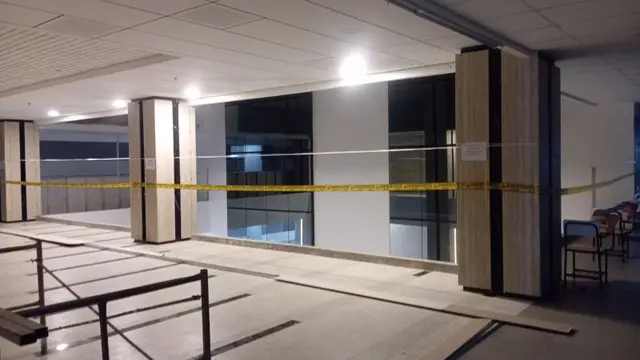 Garis polisi terpasang mengelilingi area Gedung C Kampus Unpam Serang usai insiden jatuhnya seorang mahasiswi dari lantai dua.