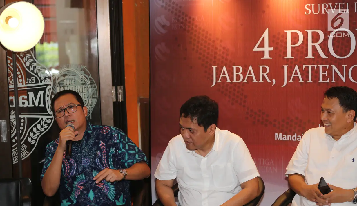 Politisi Partai Demokrat (kiri) memberikan paparan pada survei elektabilitas Cagub dan Cawagub Pilkada 2018 di Jakarta, Jumat, (22/6). Survei menggunakan metodologi stratified systemic random sampling dengan 1200 responden. (Liputan6.com/Fery Pradolo)