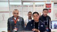 Ketua PSSI Erick Thohir saat ditemui di Stadion Manahan Solo, Jawa Tengah usai laga semifinal antara Timnas Indonesia U-16 melawan Australia U-16, Senin (1/7/2024) malam. (Bola.com/Ana Dewi)