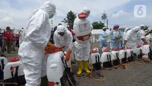 Petugas bersiap melakukan penyemprotan cairan disinfektan di Wisma Atlet Kemayoran, Jakarta Pusat, Sabtu (21/3/2020). Wisma Atlet Kemayoran bakal menampung pasien virus corona COVID-19 mulai malam nanti. (merdeka.com/Imam Buhori)