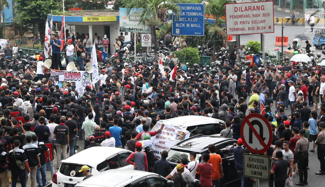 Pengemudi taksi online yang tergabung Aliansi Nasional Driver Online Indonesia melakukan aksi di depan Kantor GO-JEK Indonesia, Selasa (25/9). Mereka menuntut beberapa hal kepada pihak manajemen GO-JEK Indonesia. (Liputan6.com/Helmi Fithriansyah)