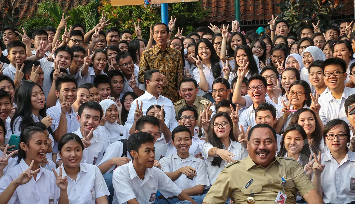 Presiden Joko Widodo, Mendikbud Anies Baswedan dan Gubernur DKI Basuki Tjahaja Purnama berfoto bersama para siswa saat meninjau pelaksanaan Ujian Nasional (UN) di SMA Negeri 2 Jakarta, Selasa (14/4/2015). (Liputan6.com/Faizal Fanani)