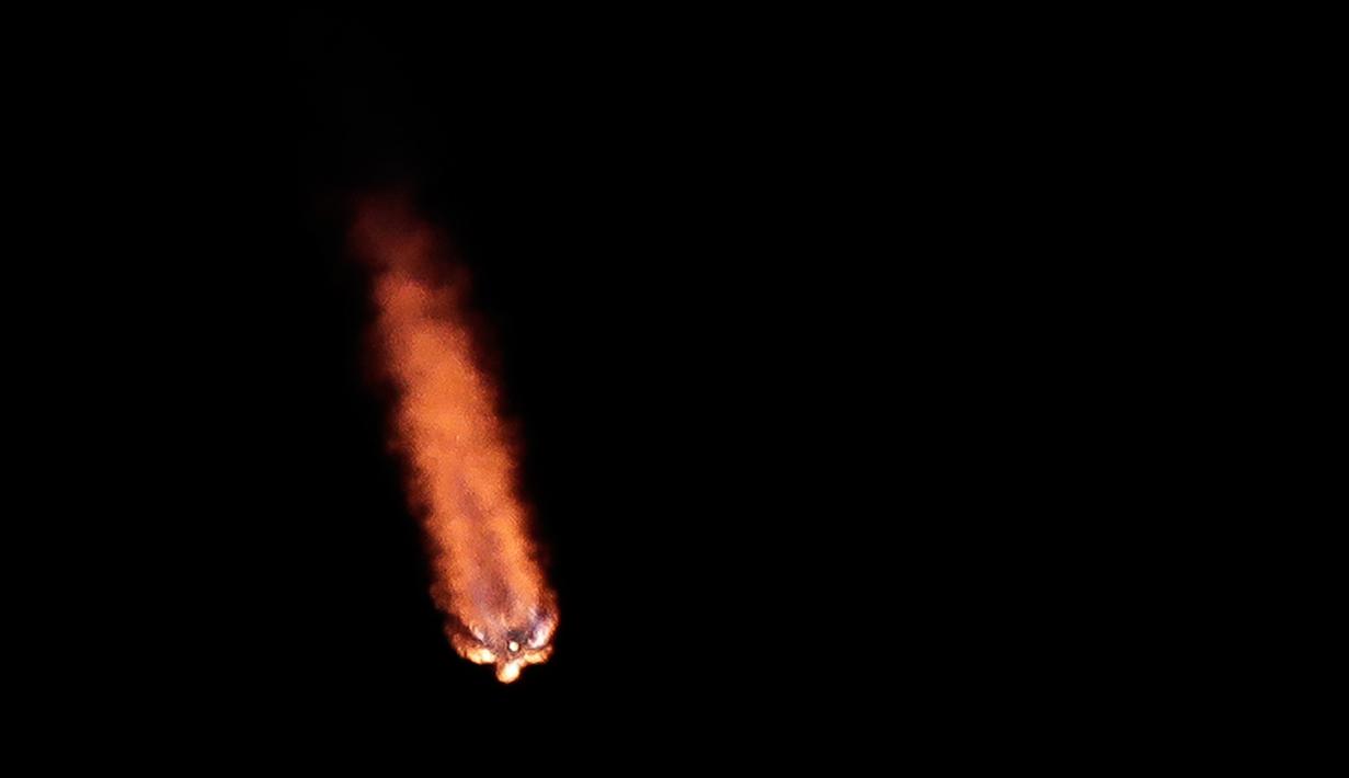 Roket Falcon 9 lepas landas dari Space Launch Complex 40 di Florida's Cape Canaveral Air Force Station, Amerika Serikat, Kamis (23/5/2019). SpaceX sebelumnya juga pernah meluncurkan satelit Starlink ke orbit tetapi gagal. (AP Foto John Raoux)