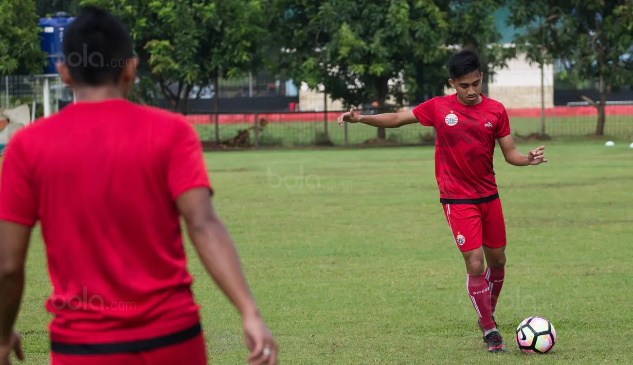 Gelandang Persija Jakarta, Fitra Ridwan, bersiap melepas umpan saat latihan di Lapangan Sutasoma, Jakarta, Rabu (31/1/2018). Latihan ini merupakan persiapan jelang babak delapan besar Piala Presiden. (Bola.com/Asprilla Dwi Adha)