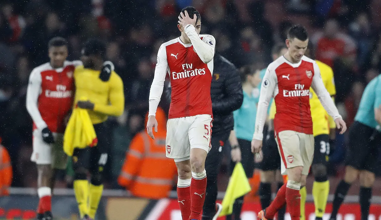 Para pemain Arsenal terlihat kecewa usai kalah dari Watord pada lanjutan Premier League di Emirates stadium, London, Selasa (31/1/2017). Arsenal kalah 1-2. (AP/Frank Augstein)