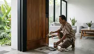 9 Cara Merawat Pintu Kayu agar Tidak Lapuk, Tetap Kokoh dan Awet