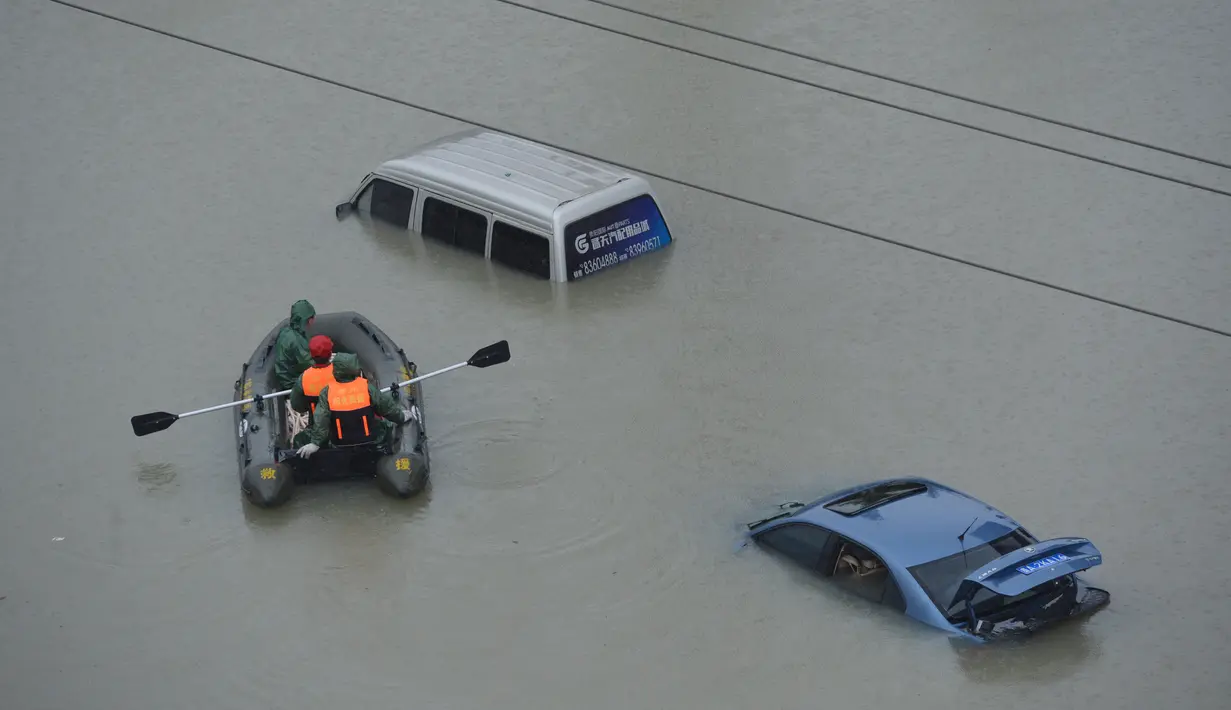 Banjir melanda kawasan Guiyang di Tiongkok (12/6). Banjir terjadi akibat hujan deras yang mengguyur kawasan tersebut selama tiga hari berturut-turut. (AFP Photo)