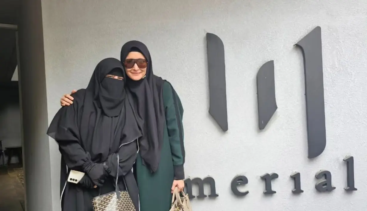 Setelah lama tak terlihat, ia fokus dengan usaha dan juga sebagai seorang istri. Belum lama ini, Umi Pipik membagikan potret pertemuannya dengan artis senior yang pada 13 Desember lalu genap 48 tahun. 
 [Instgaram/_ummi_pipik_]