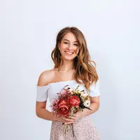 Ilustrasi perempuan dengan busana ke pesta pernikahan. (Foto: Shutterstock)