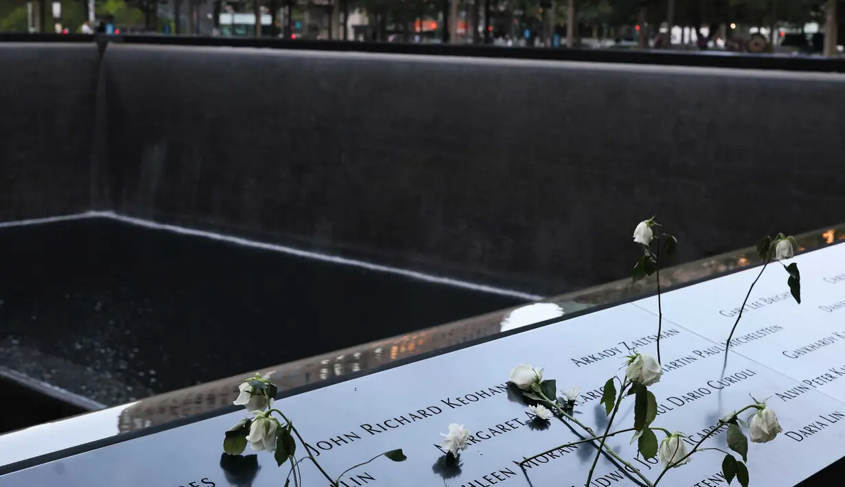 Tragedi 9/11 juga menewaskan 19 teroris, serta lebih dari 400 petugas kepolisian dan pemadam kebakaran. (Michael M. Santiago/Getty Images North America/Getty Images via AFP)