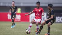 Gelandang Persija, Sandi Sute, berusaha melewati gelandang Borneo FC, Wahyudi Hamisi, pada laga Liga 1 di Stadion Patriot Bekasi, Jawa Barat, Minggu (16/7/2017). Persija menang 1-0 atas Borneo FC. (Bola.com/Vitalis Yogi Trisna)