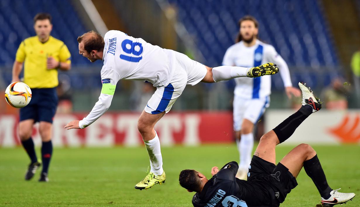 Pemain Lazio, Mauricio, berebut bola dengan pemain Dnipropetrovsk, Roman Zozulya (kiri), dalam lanjutan Grup G Liga Europa yang berlangsung di Stadion Olimpico, Roma, Jumat (27/11/2015) dini hari WIB. (AFP Photo/Gabriel Bouys)