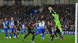 Kiper Ajax Amsterdam, Diant Ramaj (kanan) berusaha mengamankan bola pada laga Grup B Liga Europa 2023/2024 melawan Brighton di American Express Community Stadium, Brighton, Inggris, Jumat (27/10/2023) dini hari WIB. Laga dimenangkan Brighton dengan skor 2-0. (AFP/Glyn Kirk)