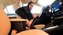Seorang wanita mengenakan sabuk pengaman sebelum ujian mengemudi di Departemen Lalu Lintas Umum di ibu kota Riyadh, Senin (4/6). Pemerintah Arab Saudi resmi mengeluarkan lisensi mengemudi untuk para wanita di sana. (Saudi Information Ministry via AP)
