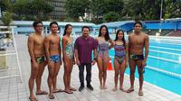Pelatih Kepala Renang, Marifa Herman Yus, bersama para atlet proyeksi SEA Games 2017 dan Asian Games 2018 di GOR Soemantri, Kuningan, Rabu (15/2/2017). (Bola.com/Zulfirdaus)