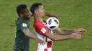 Bek Kroasia, Ivan Strinic, mengontrol bola saat pertandingan melawan Nigeria pada laga Piala Dunia di Stadion Kaliningrad, Rusia, Minggu (17/6/2018). Kroasia menang 2-0 atas Nigeria. (AP/Michael Sohn)
